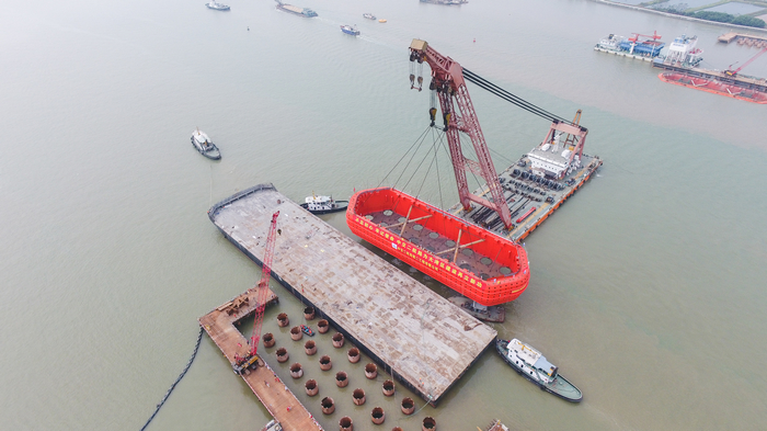 東江南支流港灣大橋鋼吊箱正在下放.jpg